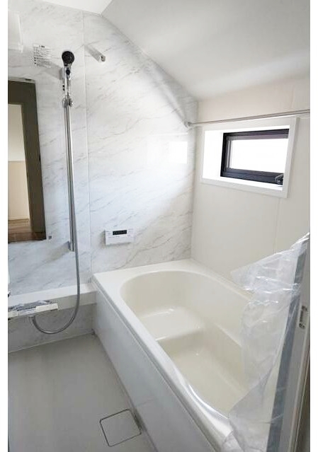 バス・シャワールーム　嬉しい追い焚き機能付きです♪