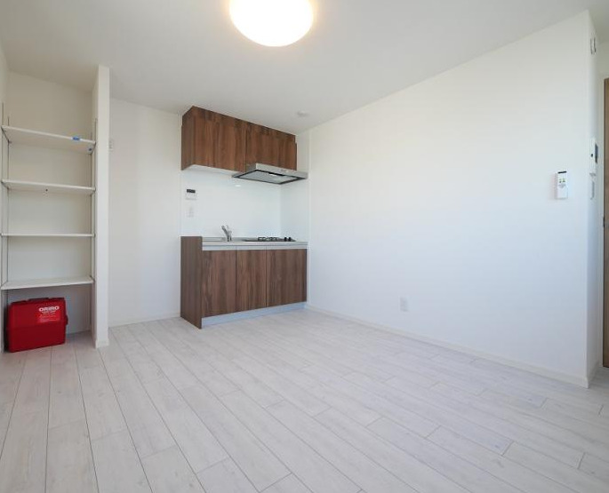 居室・リビング　落ち着いた色合いの床材を使用した居住空間です。