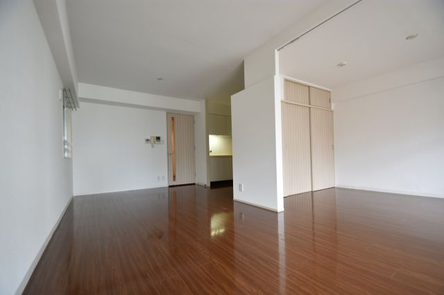 居室・リビング　落ち着いた色合いの床材を使用した居住空間