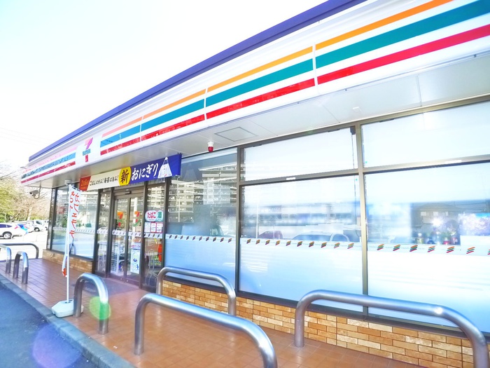 コンビニ　セブンイレブン（コンビニ）まで550m