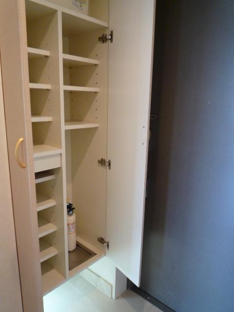 玄関　■クローゼット収納！