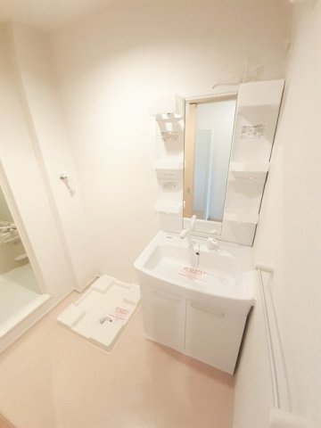 洗面設備　ゆったりとスペースのある洗面所