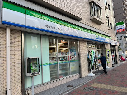 コンビニ　ファミリーマート伊豆屋下目黒三丁目店（コンビニ）まで60m