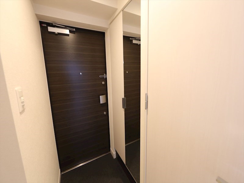 玄関　玄関　姿見鏡付き　シューズボックス付（収納充実してます）