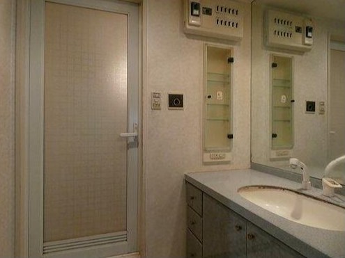 洗面設備　原状回復工事前になります