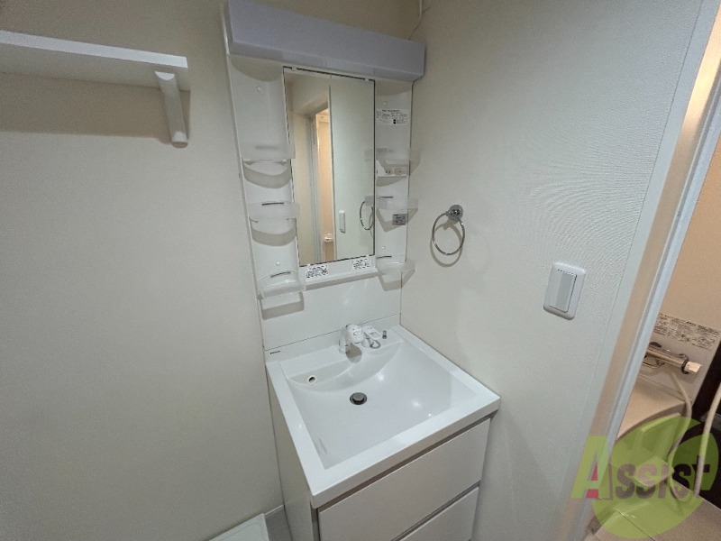 洗面設備　独立洗面台がございます。朝の支度はここで済ませましょう。