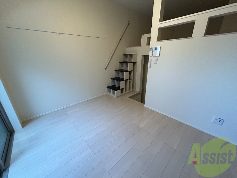 居室・リビング　６帖のリビングスペースです。白を基調としていてオシャレです。