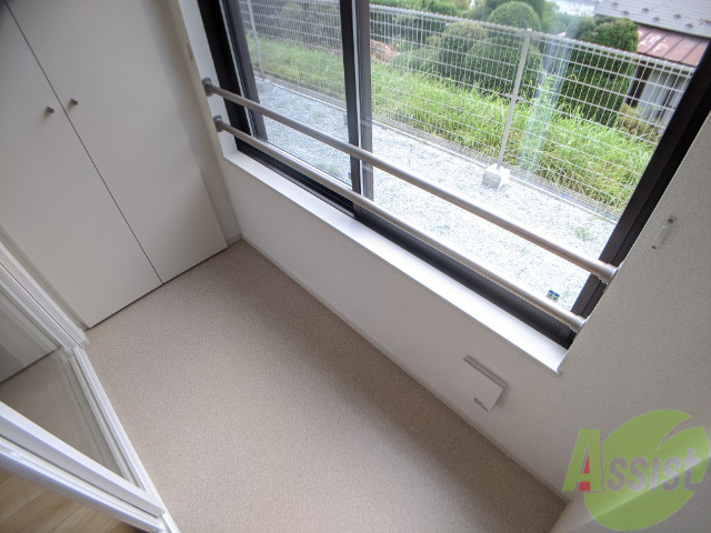 バルコニー　サンルームです。洗濯物を干したり、観葉植物を置いたり。