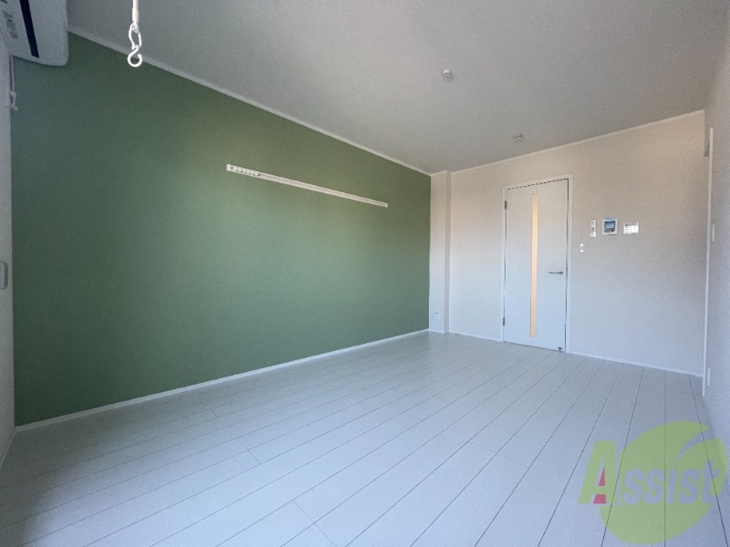 その他部屋・スペース　洋室別角度のお写真です。ウォールハンガーが付いています。