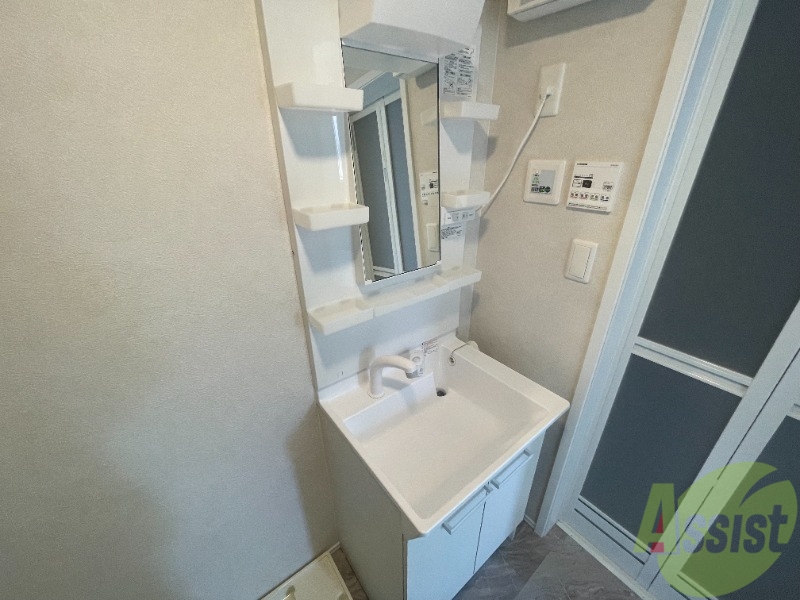 洗面設備　独立洗面台があるので朝の身支度が楽になりますね。