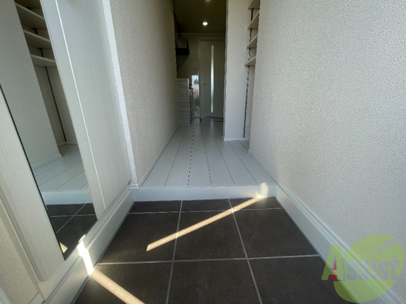 玄関　玄関の左側にシューズボックス、右側に収納があります。