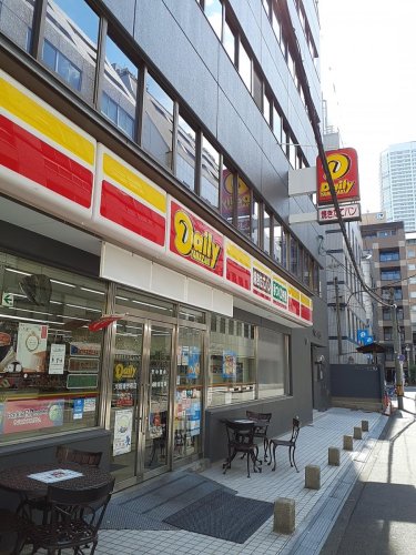 コンビニ　デイリーヤマザキ 大阪博労町店（コンビニ）まで51m