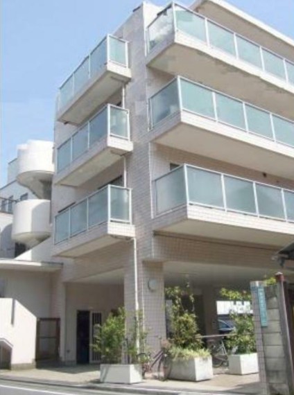 建物外観　鉄筋コンクリート造のがっちりとした建物。