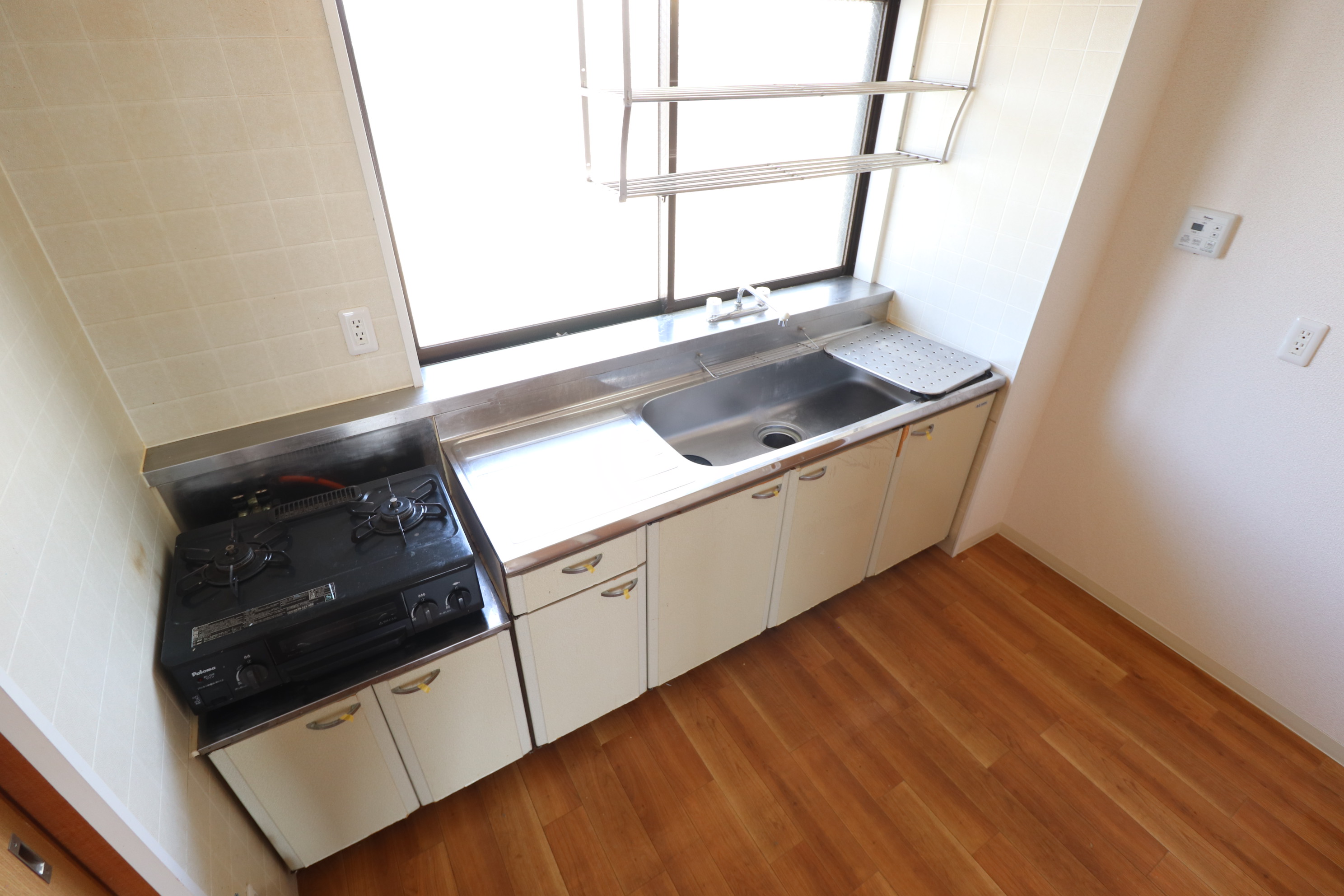 キッチン　嬉しいコンロ付きで広くお使いいただけるキッチン♪