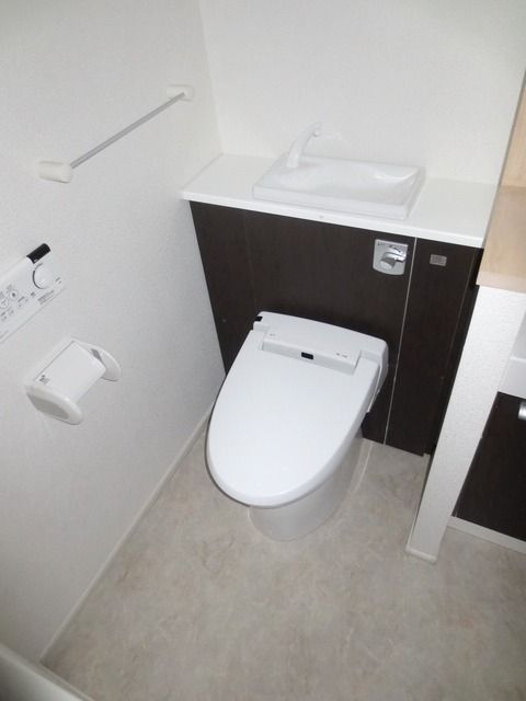 トイレ　★うれしい温水洗浄便座付き★