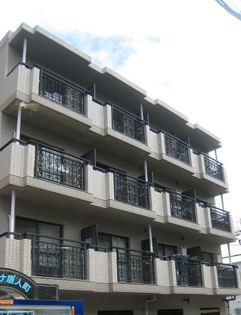 建物外観　タイル張りです