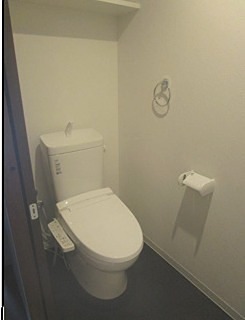 トイレ　※掲載写真は、同タイプの別部屋写真です。