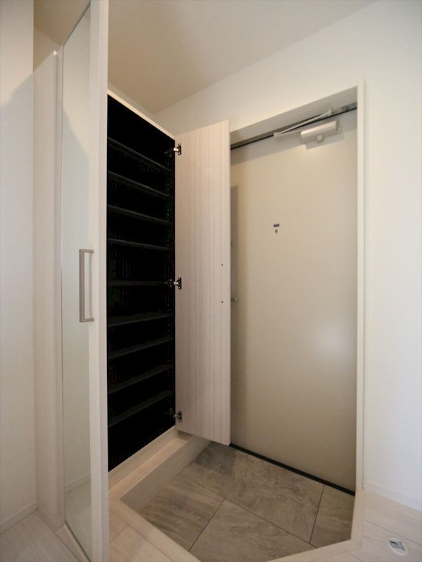 玄関　玄関　シューズボックス付（収納充実してます）　同仕様写真