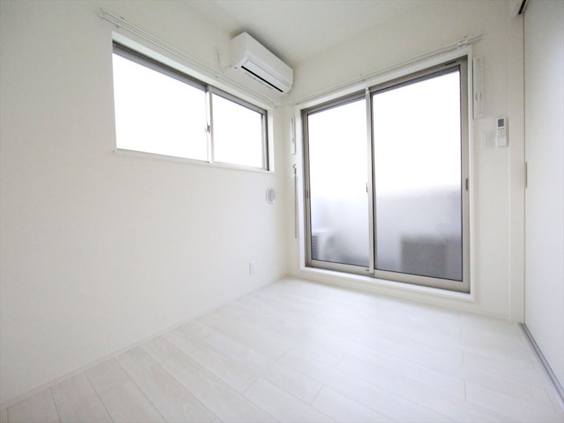 バルコニー　洋室3.9帖　エアコン完備　バルコニー　同仕様写真