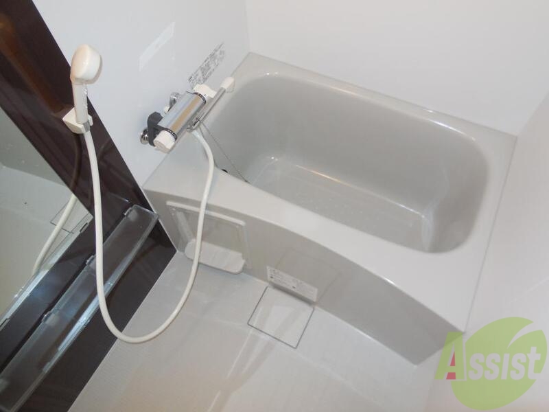 バス・シャワールーム　大きめの浴槽で一日の疲れを癒やしてください。