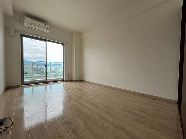 居室・リビング　同物件、別号室のものです。