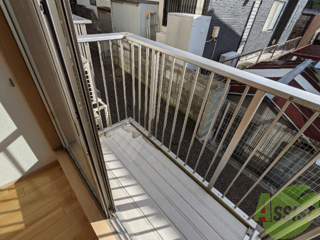 バルコニー　バルコニー。洗濯物がはかどりそうな広さがありますよ。