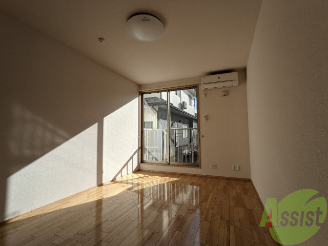 居室・リビング　８．４帖の洋室です。広々として、きれいですね。