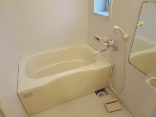 バス・シャワールーム　窓付きの明るい浴室。湿気も安心ですね