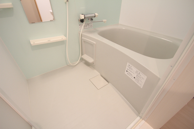 バス・シャワールーム　同建物同間取の別室のお写真です。