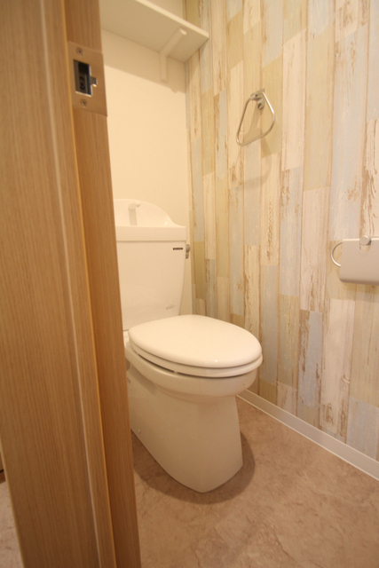 トイレ　同建物同間取の別室のお写真です。