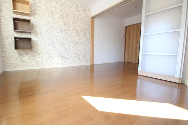 居室・リビング　同建物同間取の別室のお写真です。