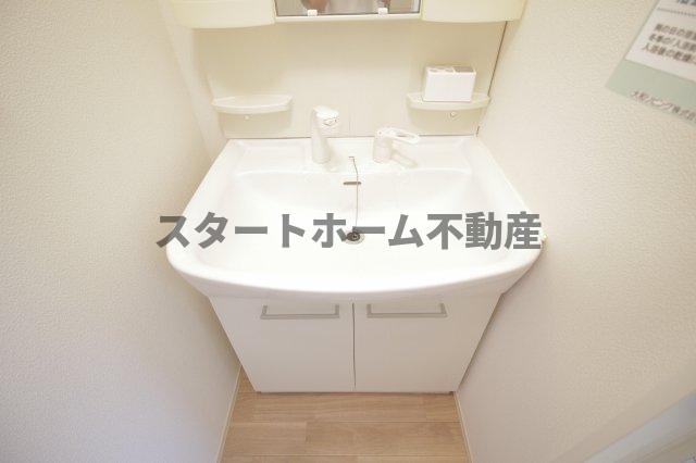 洗面設備　明るい洗面所です