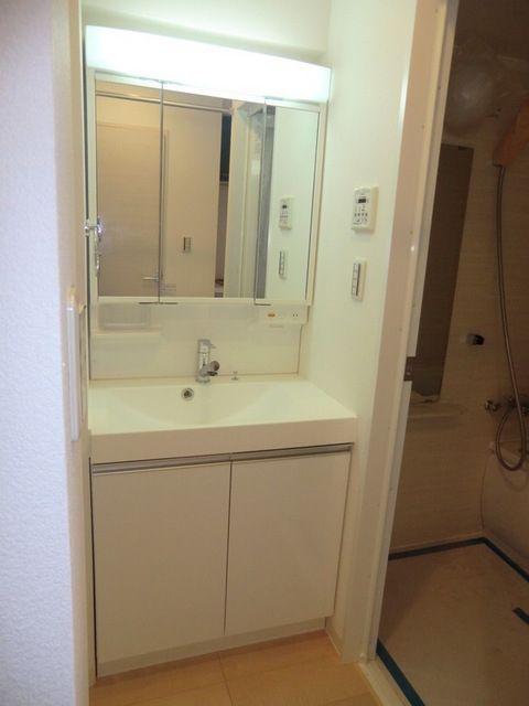 洗面設備　朝の支度に便利な独立洗面台