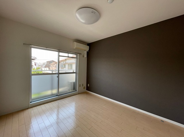 居室・リビング　同物件別号室のものです。