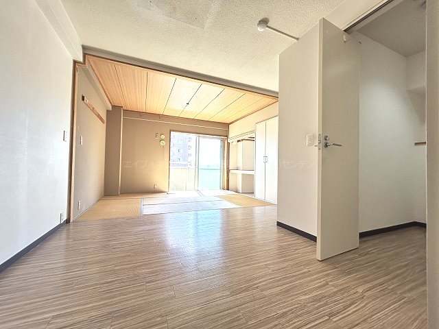 居室・リビング　写真は702号室です（参考）