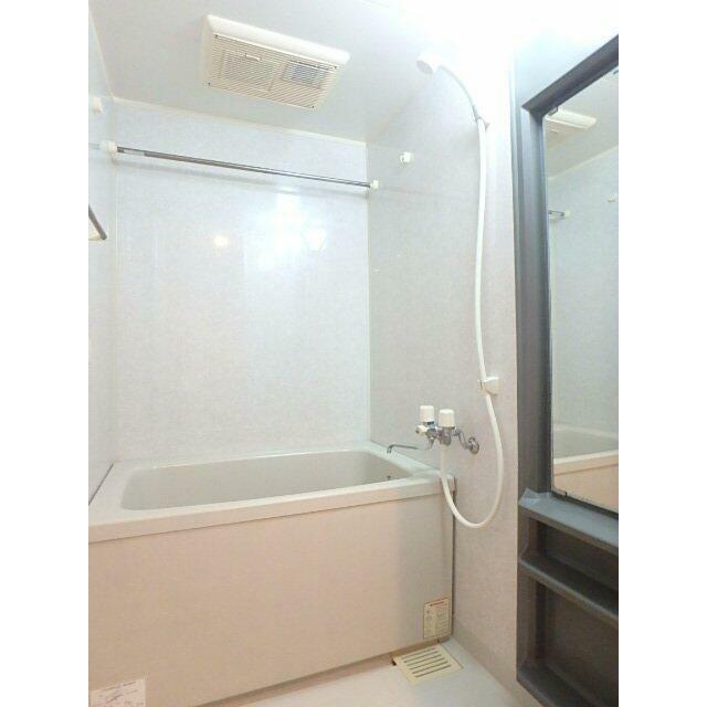 バス・シャワールーム　浴室乾燥機付のバスルーム！