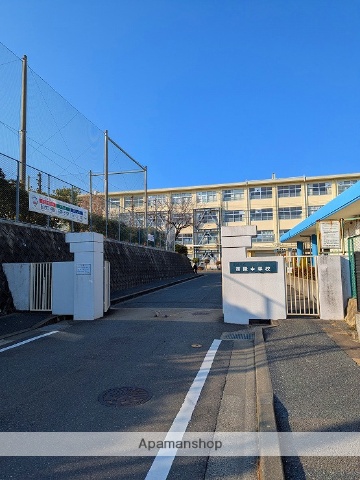 中学校　福岡市立中学校西陵中学校（中学校）まで670m