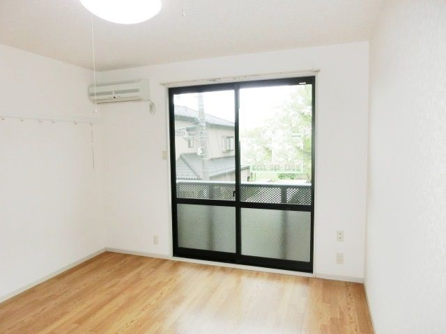 居室・リビング　窓も大きく明るい居室です。