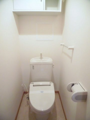 トイレ　落ち着いた色調のトイレです