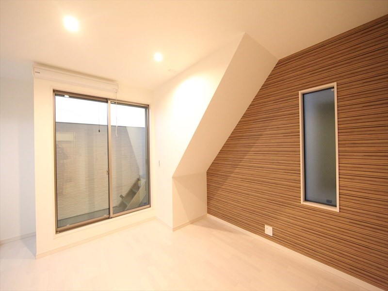 居室・リビング　ＬＤＫ9.1帖　2面採光　システムキッチン　ルーフバルコニー