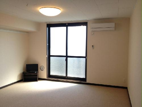 居室・リビング　ダークブラウンと白を基調とした室内