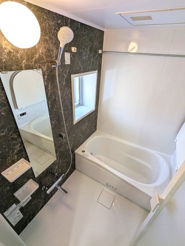 バス・シャワールーム　窓付き、追焚オートバス、浴室換気乾燥機、24時間換気システム