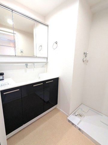 洗面設備　トイレと独立した洗面脱衣室、三面鏡付ハンドシャワー付洗面台、