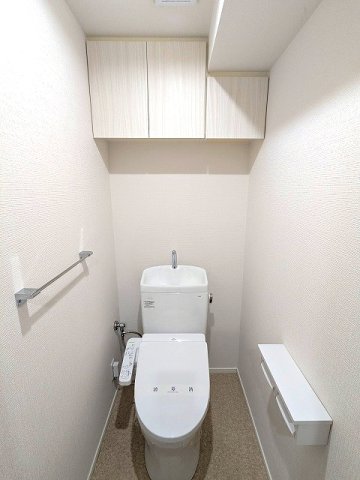 トイレ　洗面室と独立した温水洗浄便座です、2個のペーパーホルダーの上