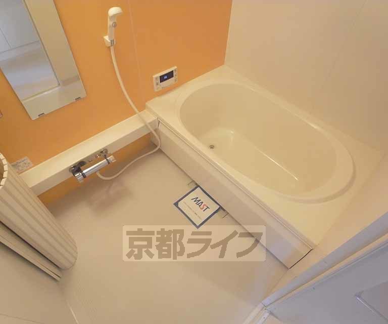 バス・シャワールーム　広々としたバスルームです。