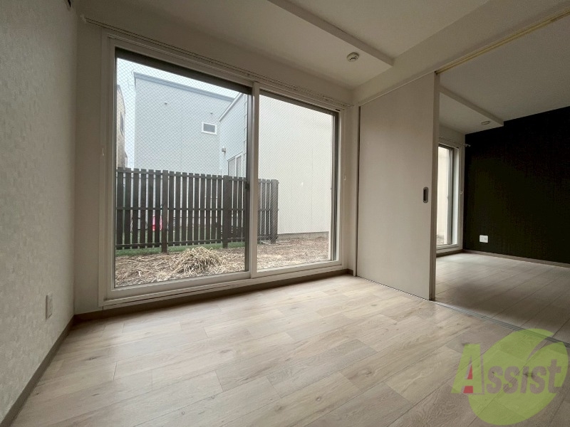 その他部屋・スペース　こちらのお部屋は光が差し込む、温かみのあるお部屋です。