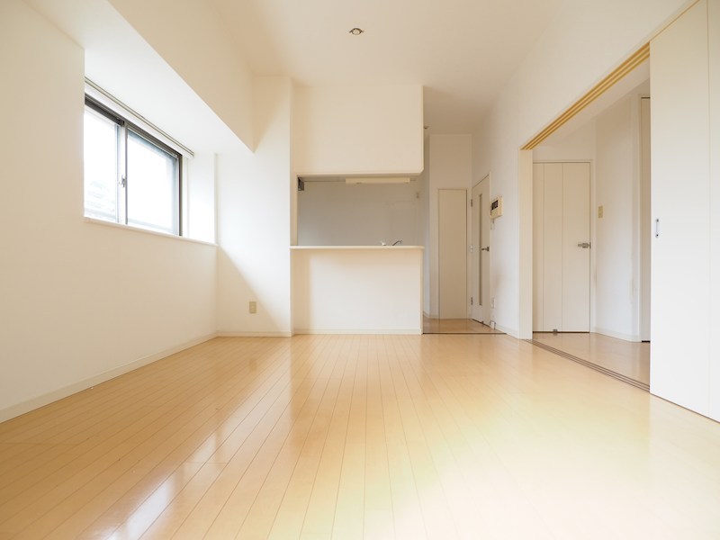 居室・リビング　広々リビング１２帖。とても明るいお部屋です