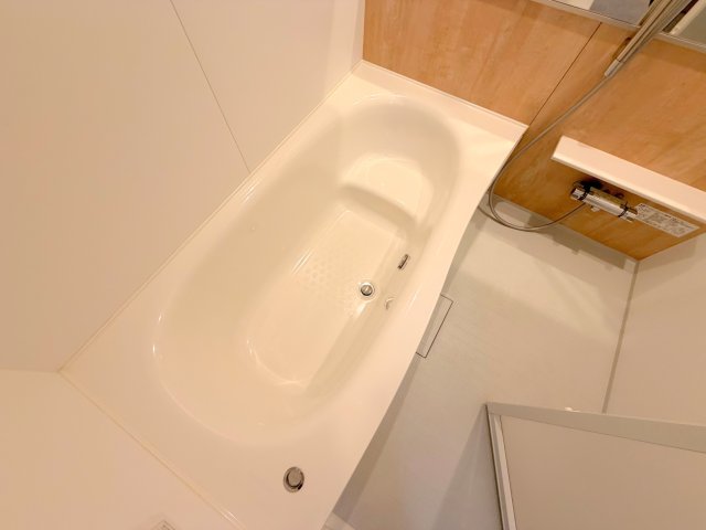 バス・シャワールーム　広めのお風呂は一日の疲れを癒してくれます。