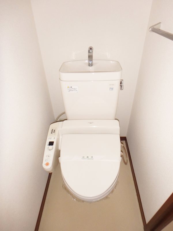 トイレ　温水洗浄便座つき！