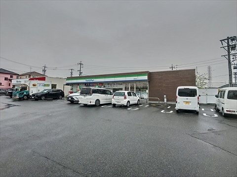 コンビニ　ファミリーマート緑花台店（コンビニ）まで998m